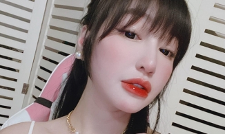 Elly Trần bị fan 'từ chối nhận thần tượng' vì liên tục khoe quà đi xin