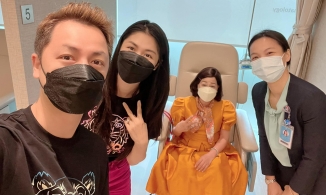 Vợ Đăng Khôi đưa mẹ chồng sang Singapore chữa bệnh, viện phí bằng cả căn hộ