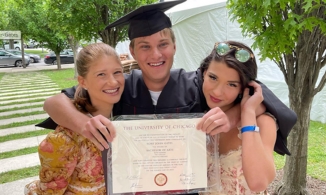 Bill Gates bỏ học nhưng con trai vừa tốt nghiệp MBA với tấm bằng kép xuất sắc