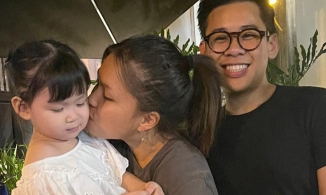 Vừa về nước con gái lớn Phượng Chanel đã 'dính 'em út không rời, cưng nựng hết mức