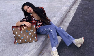 Hiền Thục mở cúc áo nhưng netizen chỉ nhìn thấy xương