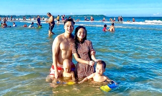 Thành Trung đi biển với con gái lớn nhưng bị tưởng nhầm là đi với vợ