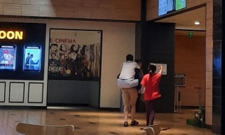 Khoảnh khắc xúc động người con trai cõng 'bố già' đến rạp chiếu phim: 'Ba ngồi đây nghỉ để con đi mua vé'