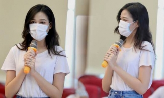 Hoa hậu Đỗ Thị Hà lộ ánh mắt rưng rưng sau lớp khẩu trang y tế 