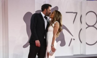 Ben Affleck bảo vệ Jennifer Lopez trước fan cuồng trên đường trở về Mỹ