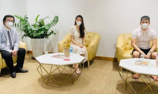 Lý do Thủy Tiên livestream ở ngân hàng và con dấu trong tay Công Vinh