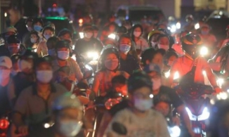Hà Nội ùn tắc trong đêm Trung thu khi 'biển người' đổ ra đường đi chơi