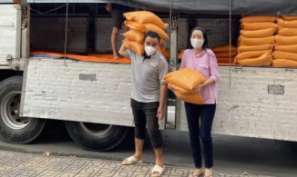 Trịnh Kim Chi nhận 10 tấn gạo từ 'tình cũ' Quyền Linh 