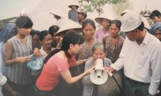 Ảnh hiếm của Phi Nhung thời trẻ nhưng đã miệt mài làm từ thiện 