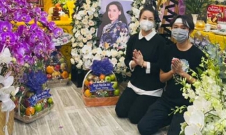 Hồ Văn Cường tiều tụy đón khách tới viếng tang lễ Phi Nhung trong ngày thứ 2