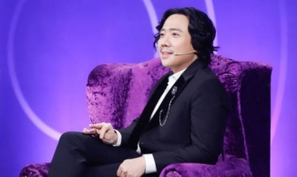 Trấn Thành tái xuất khác lạ với mái tóc dài uốn xoăn, còn để cả ria mép