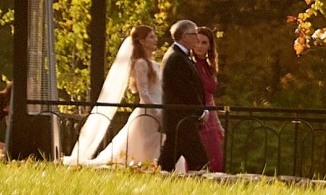 Tỷ phú Bill Gates và vợ cũ cùng dắt tay con gái vào lễ đường