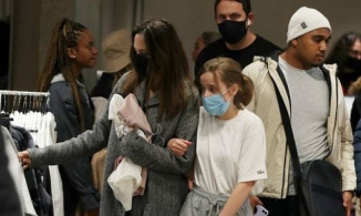 Angelina Jolie và con gái út đi chợ mua quần áo 