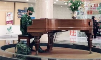 Anh lính biên phòng chơi piano trong bệnh viện, netizen trầm trồ: Đại úy Ri của đời thực là đây!