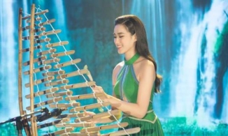 Hoa hậu Đỗ Thị Hà chơi đàn T'rưng cho phần thi tài năng Miss World 2021