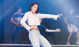 Chi Pu tất bật chạy show ở Mỹ, vừa hát ở khách sạn đã 'quẩy' trên bar