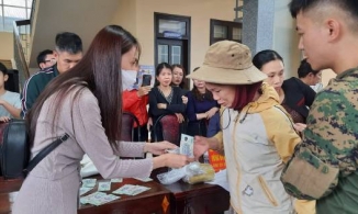 Thủy Tiên từ chối sự giúp đỡ của chính quyền, còn không cho lên thuyền