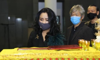 Tang lễ nhạc sĩ Phú Quang: Diva Thanh Lam u buồn, nghệ sỹ Lê Khanh bật khóc nức nở bên linh cữu