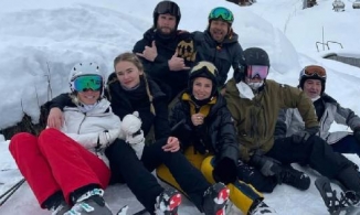 Liam Hemsworth đón năm mới bên tình trẻ kém 6 tuổi cùng gia đình anh trai 'Thần Thor'