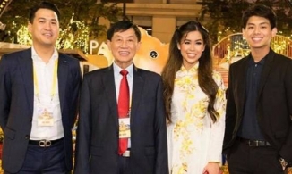Con trai út của tỷ phú Johnathan Hạnh Nguyễn vào công ty của bố làm nhân viên bán hàng