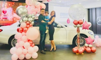 Phương Mai được ông xã ngoại quốc tặng xe 2,5 tỷ đồng 