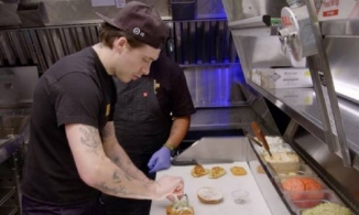 Con trai David Beckham chi khoảng 2,3 tỷ đồng cho cho mỗi tập nấu ăn dài 8 phút