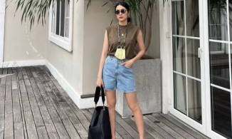 Tăng Thanh Hà lên đồ năng động, điểm nhấn là chiếc khẩu trang treo trước ngực