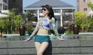 Bạn gái kém 17 tuổi của NSƯT Chí Trung khoe thân hình quyến rũ với áo tắm