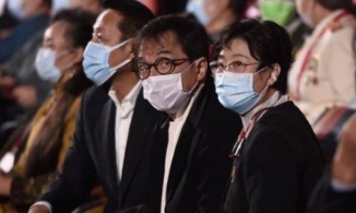 Ở tuổi 67, ngôi sao võ thuật Thành Long đi lại phải có 2 người dìu