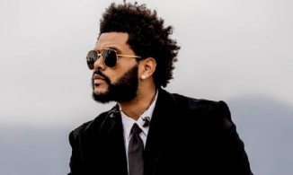 Giữa tin đồn hẹn hò với Angelina Jolie, The Weeknd lại môi kề môi với bạn thân của tình cũ