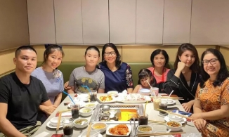 Đăng ảnh cả nhà đi ăn, Lê Phương hé lộ quan hệ của mẹ chồng với con riêng