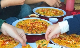 Bánh tráng nướng - món 'pizza Việt Nam' được tạo ra từ Đà Lạt
