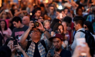 HÀNG NGÀN NGƯỜI SỮNG SỜ TRƯỚC QUẢ CẦU LỬA RỰC RỠ XUẤT HIỆN TẠI MANHATTAN