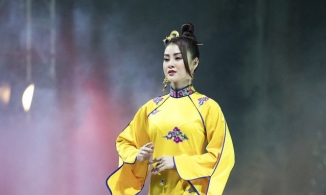 BST Vàng son Đất Việt: Rực rỡ tà áo dài nhung kết hợp hoa văn truyền thống