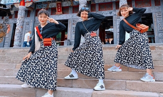 Bất ngờ với thời trang tương đồng của ba chị em sinh 3 