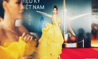 Diện trang phục nổi bật, Ngọc Trinh chỉnh váy hớ hênh gây chú ý trên thảm đỏ Wechoice 2020