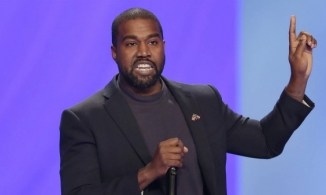 Kanye West đăng clip đi tiểu lên cúp Grammy vì vấn đề với Universal và Sony