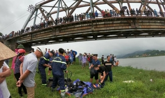 Nam tài xể nhảy xuống sống cứu cô gái gặp nạn, cả hai tử vong