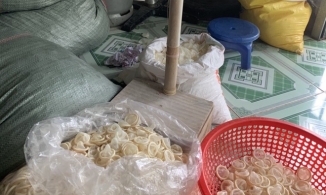 Thu giữ 324.000 chiếc bao cao su đã qua sử dụng đang được tái chế