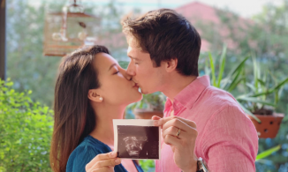 MC Hoàng Oanh lần đầu được đoàn tụ với chồng Tây kể từ ngày sinh con.