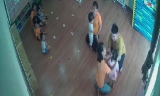 Thấy con bị bạn cắn, phụ huynh lao vào tát và giật tóc bé gái 2 tuổi