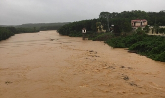 Áp thấp mới di chuyển về phía đất liền, miền Trung thêm một kỷ lục mưa lũ