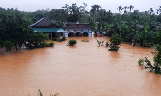 Mưa lũ kỷ lục ở miền Trung: 5 người chết, gần 33.400 ngôi nhà ngập sâu