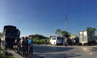 Hưng Yên: Vợ cầm lái chở chồng và 3 con nhỏ tông trực diện vào xe tải