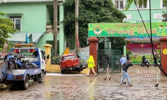 Hà Nội: Ô tô 4 chỗ lao thẳng vào cổng trường mầm non