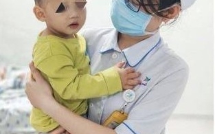 Bé 2 tuổi bị cho uống dầu gió do người lớn tưởng nhầm là siro ho