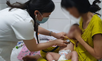 Con bị biến chứng tay chân miệng nặng vì cha mẹ trị bằng đơn thuốc cũ