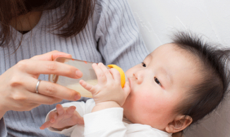 Trẻ bú bình đang nuốt hàng triệu hạt vi nhựa mỗi ngày