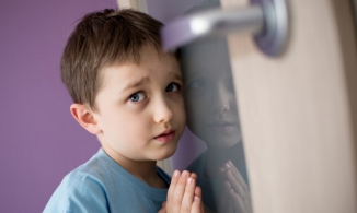 Bị con bắt gặp đang 'làm chuyện tế nhị', cha mẹ nên làm gì?