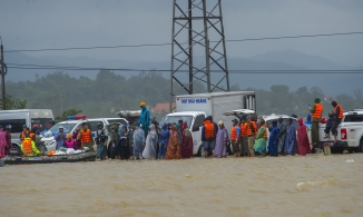 Cứu trợ Quảng Bình: Hàng chục xe hàng vẫn chưa mang quà đến tay người cần